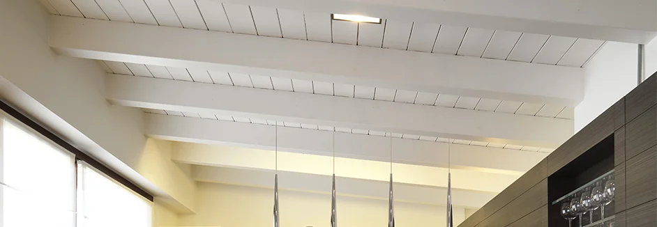 Holzbalken an weißer Decke